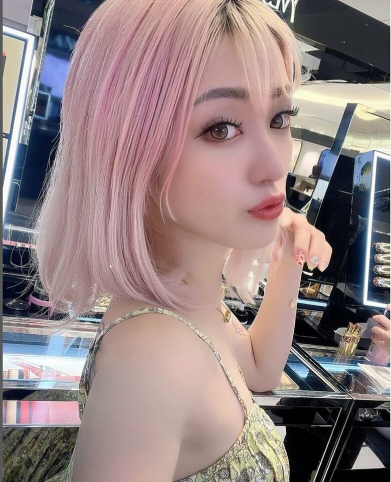 赤髪から色が抜けてピンク色の髪に