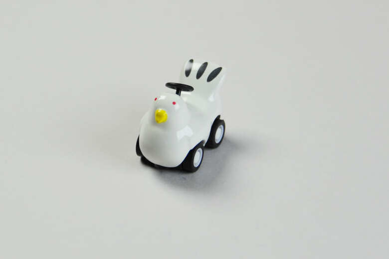 ボールペンの先は取り外し可能で、鳩三郎のかっこいい走りを楽しめる 