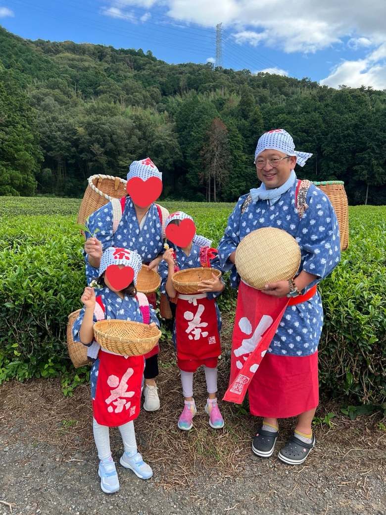家族で茶摘みへ行ったときのもの