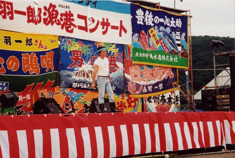 漁港で行うチャリティーコンサートのステージは地元漁協の人たちの手作り