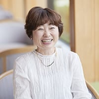 1969年生まれ。漫画家・イラストレーター。1996年、集英社『ぶ～けDX』にてデビュー。パートナーの闘病を描いたコミックエッセイ『ツレがうつになりまして。』『イグアナの嫁』シリーズ（幻冬舎）は映画化、ドラマ化もされた。偏差値28、合格率0％から息子の中学受験に挑んだ『なぜか突然、中学受験』（創元社）が2020年7月発刊。最新刊は『もろくて、不確かな、「素の自分」の扱い方』2020年9月刊（幻冬舎）。