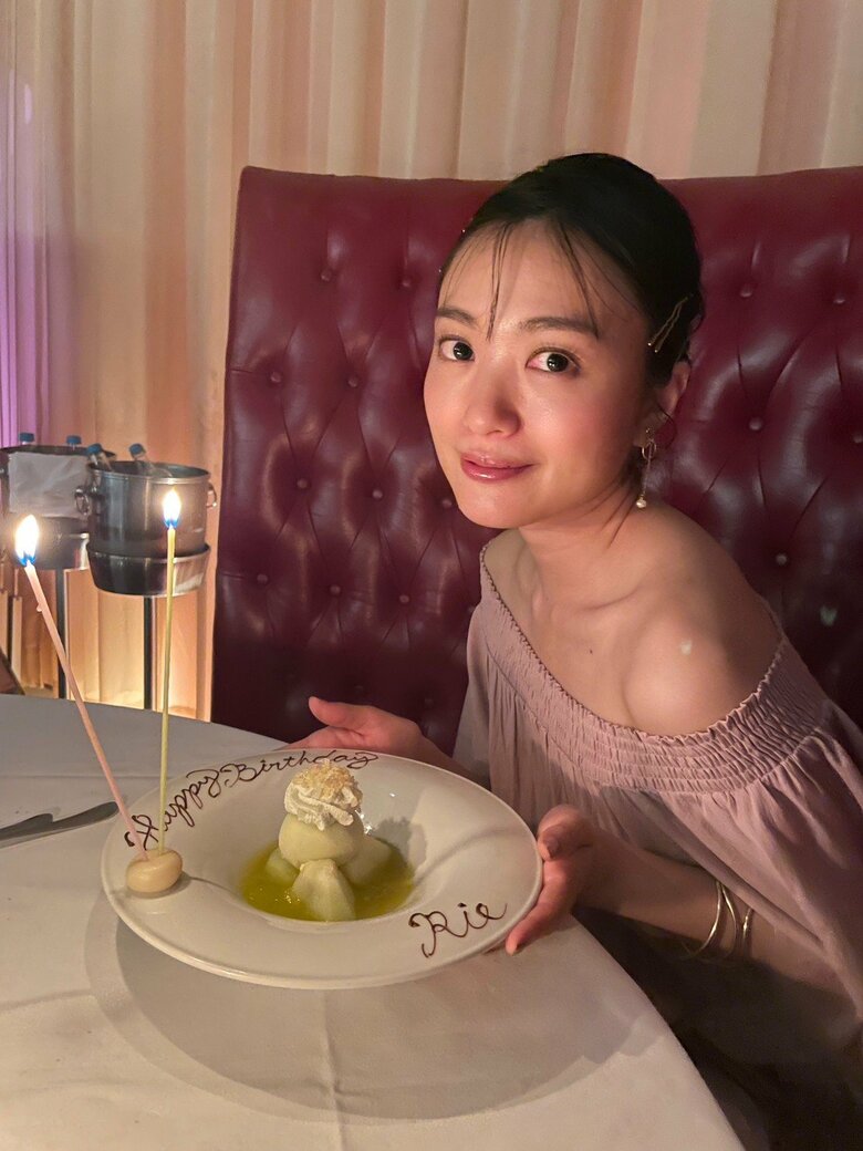 誕生日のお祝いの席で穏やかに微笑む北原さん