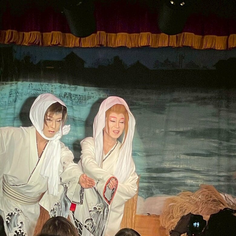 舞台で熱演中の2人
