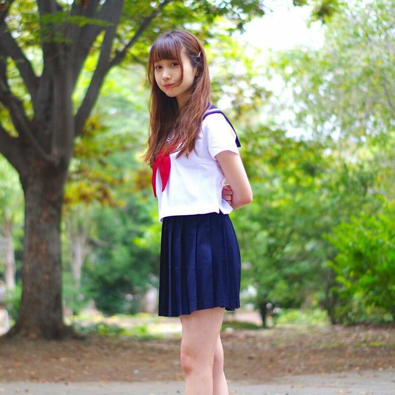セーラー服姿で撮影