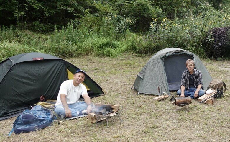 師匠と慕うヒロシさんとキャンプ。二人ともリラックスした表情