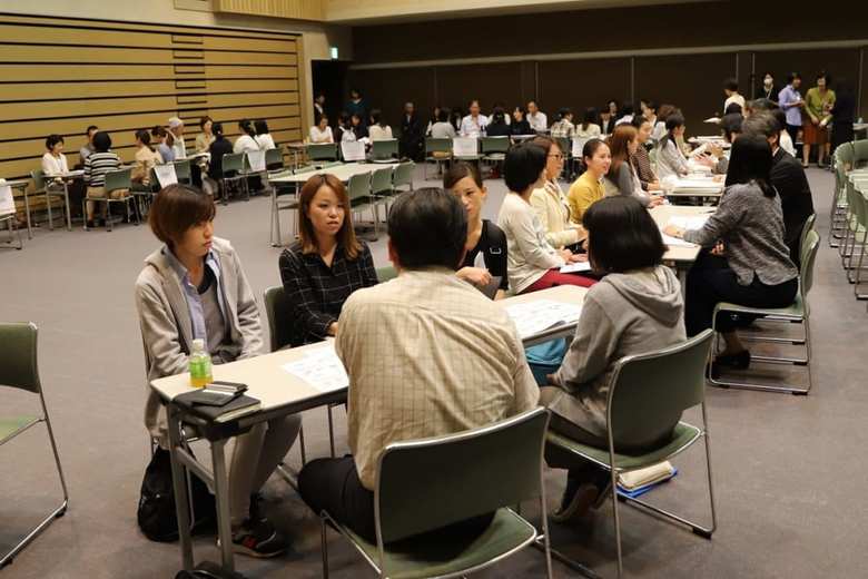 少日数・短時間勤務希望者と企業との“お仕事大相談会”の様子。働きたいのに働けない子育て中の女性に向けた就労支援を進めている。