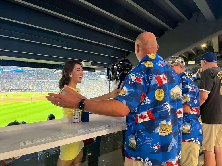 「インタビュー中の表情も素敵」キャスターとしてマイクを向ける菊池瑠美さん