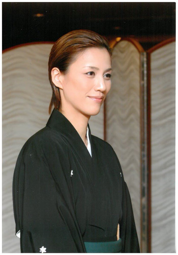 遼河はるひ　宝塚で男役時代、キリリとした表情にシビれる