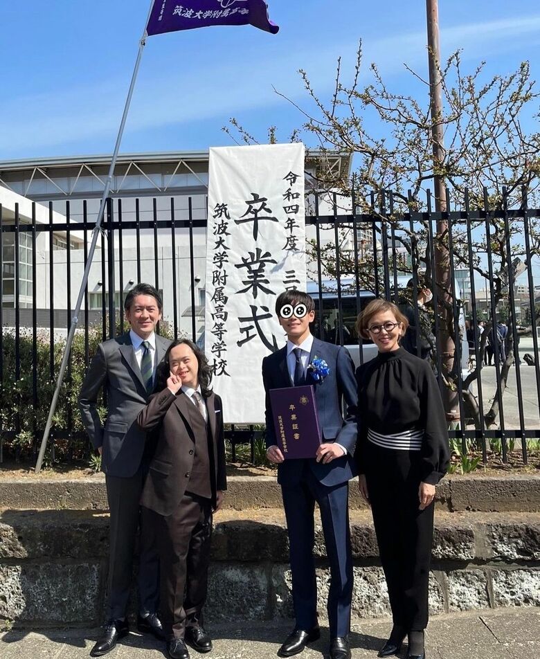 次男・律心さんの高校の卒業式で（本人のInstagramより）