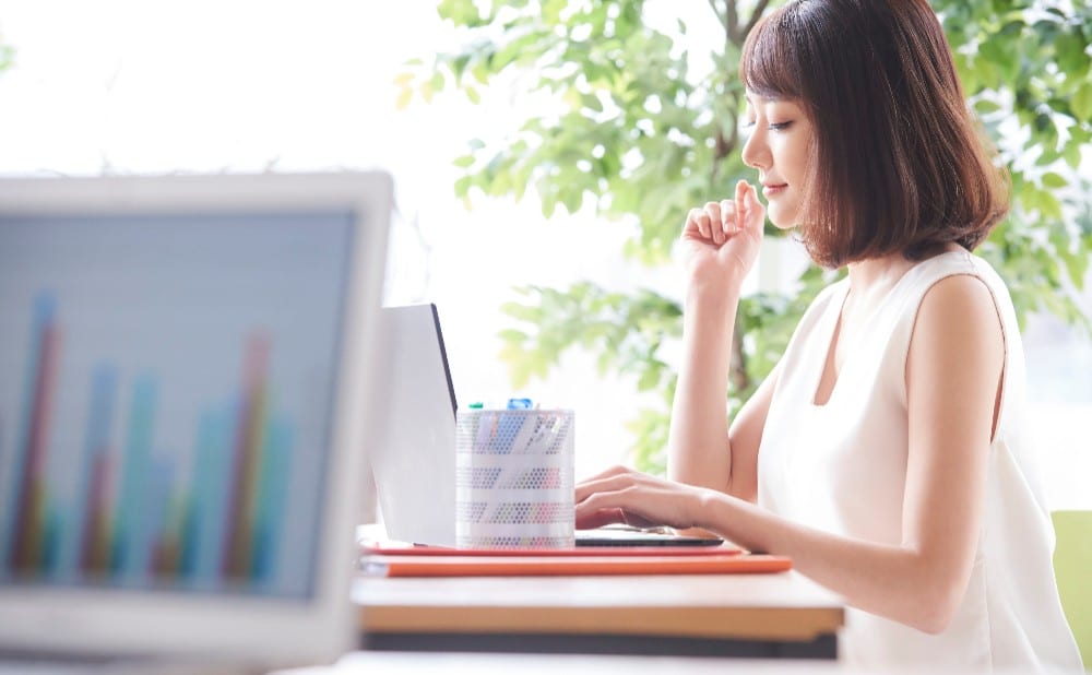 メールの文章を考える女性
