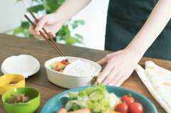 夏休み、学童の弁当不要へ一歩 区を動かしたママ議員