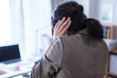 「男性と女性で態度を変える同僚」に周囲が抱く辛辣な言葉