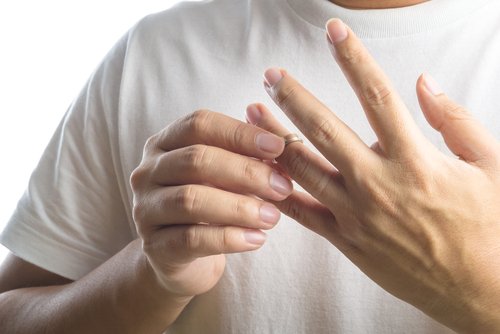 結婚指輪を外す夫の画像