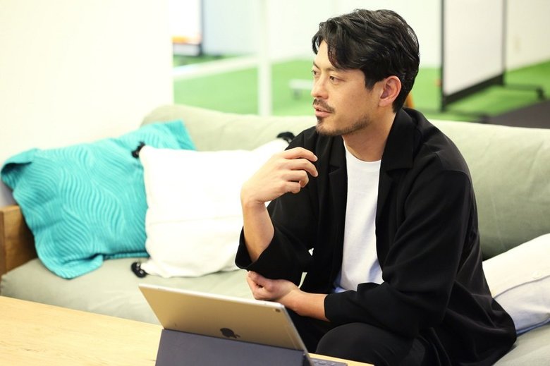 インタビューに答える鈴木啓太さん