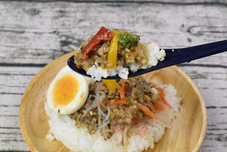 ファミマのおすすめランチ「まぜて食べる！ ガパオライス」の食レポ画像