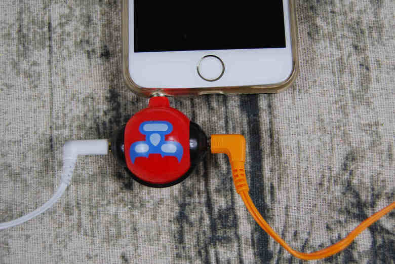 ダイソーのおすすめ商品「イヤホンスプリッターand携帯スタンド」の実物画像