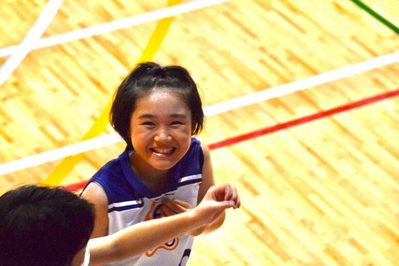 バスケットボールを楽しむ笑顔のここなさん