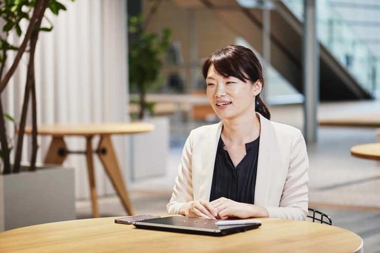 ソニー株式会社・エレクトロニクス人事部門に所属する竹田恭子さん。ダイバーシティ＆インクルージョンの推進を中心に、働き方改革、両立支援を行い、制度企画からセミナー運営まで幅広く担当。4歳の女の子の母として仕事と家庭の両立にも奔走中。