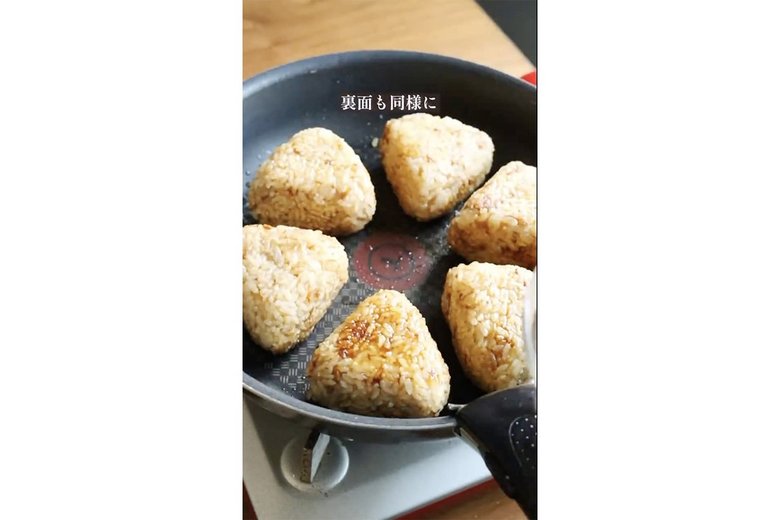 【作り方12】裏面も同様にたれを塗って焼く