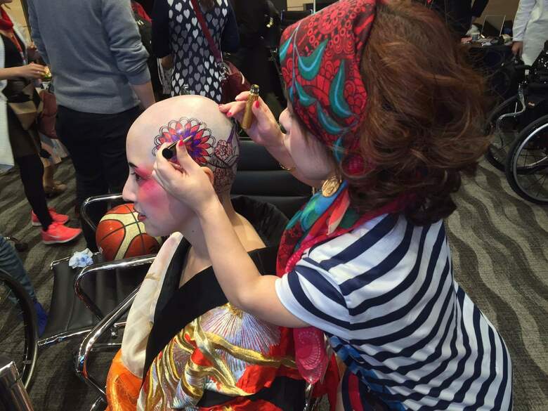 千葉市での障害の有無に関わらず、皆で一緒に行う文化芸術活動を応援する「チバフリ」ショーモデルとしてペインティング中