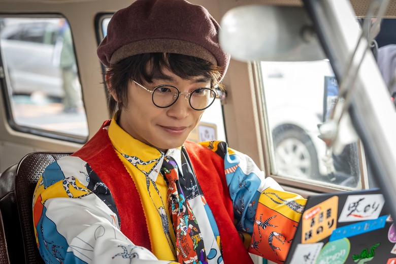 「ハッカーっぽくない（笑）」ファッションがカイのトレードマーク／(c)テレビ東京『弁護士ソドム』