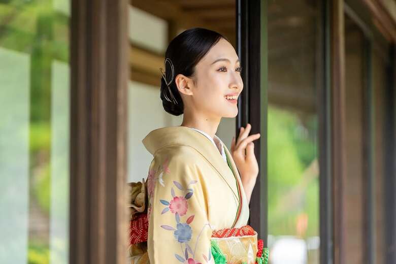 成人式で振袖に身を包んだ絵子さん