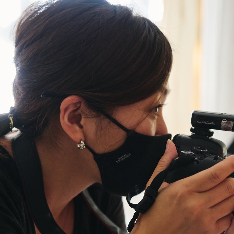 カメラを構える西尾さん。20代の頃にフォトグラファーを目指した過去を持っています