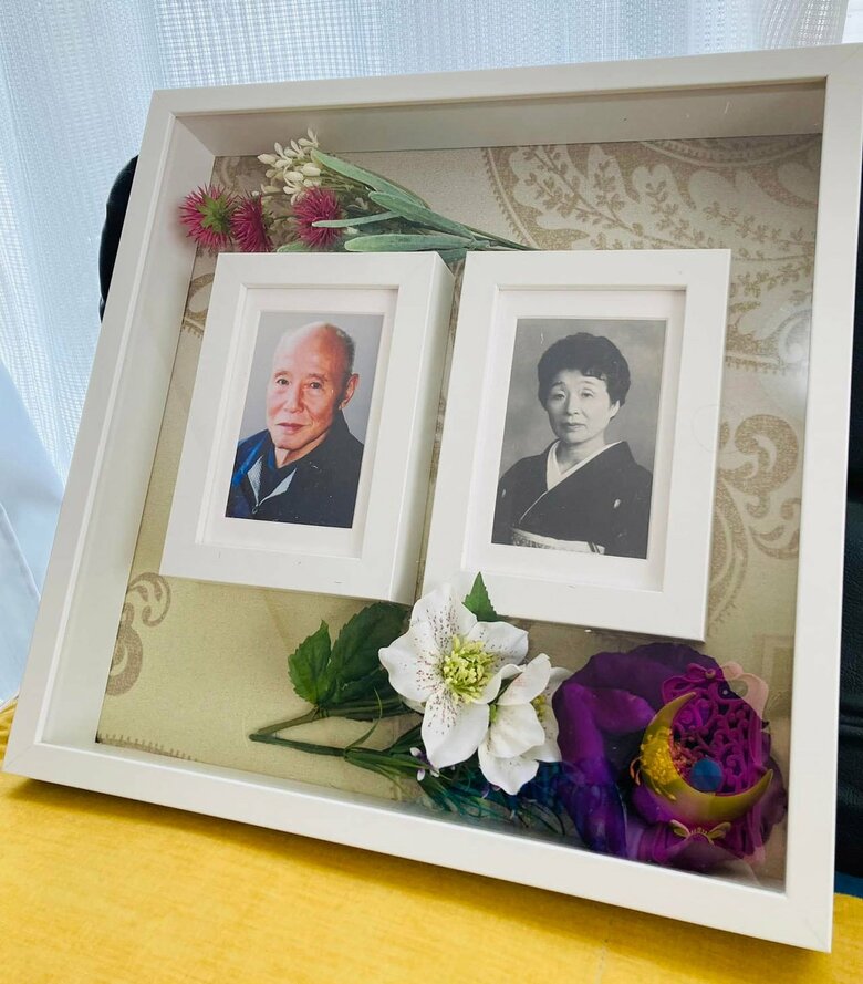  帰省した際に入れ替えたという祖父母の遺影