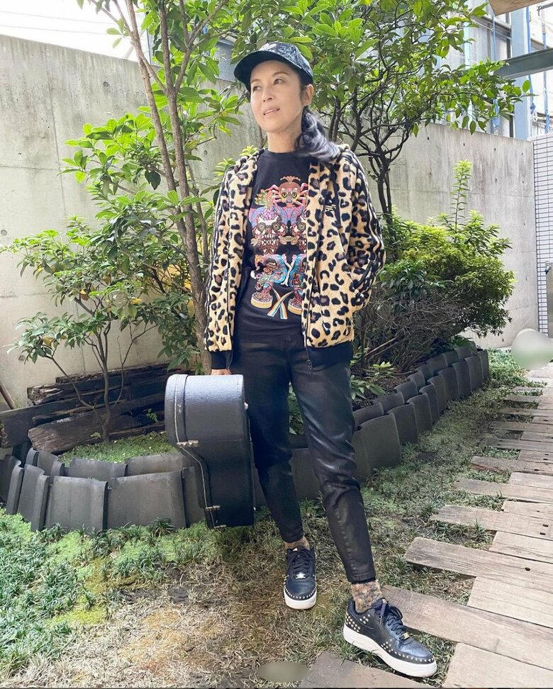 皮のパンツも華麗に履きこなす藤さん