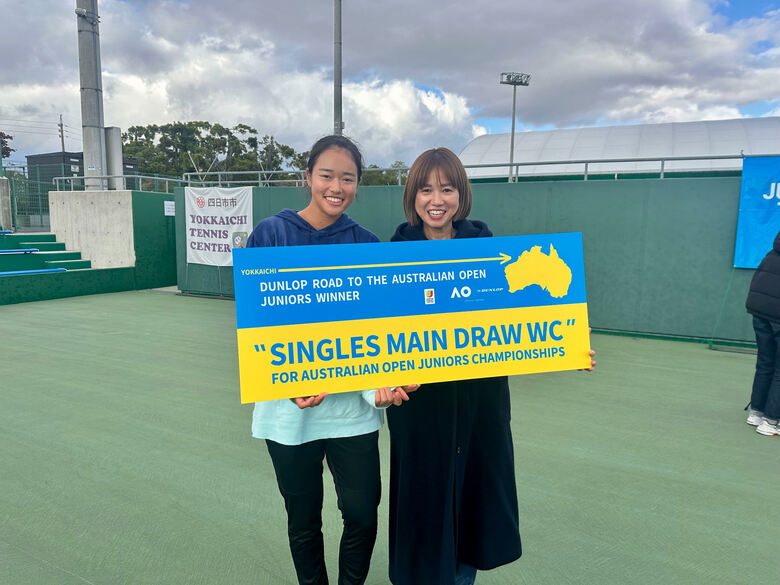 2023年11月、莉子さんが全豪オープンジュニアの本戦ワイルドカード大会本戦で優勝した際の一枚