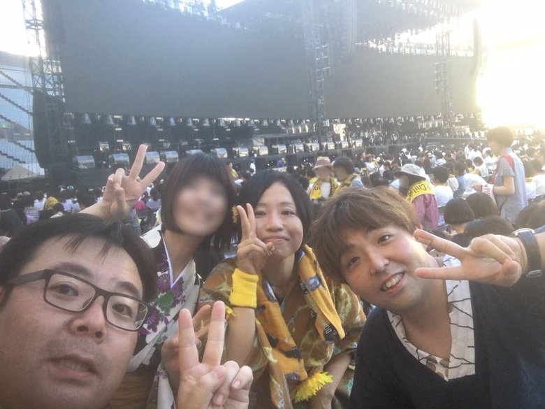 起業した3人でミスチルのライブに参戦したときの一枚。右から石森さん、中野さん、濱脇さん