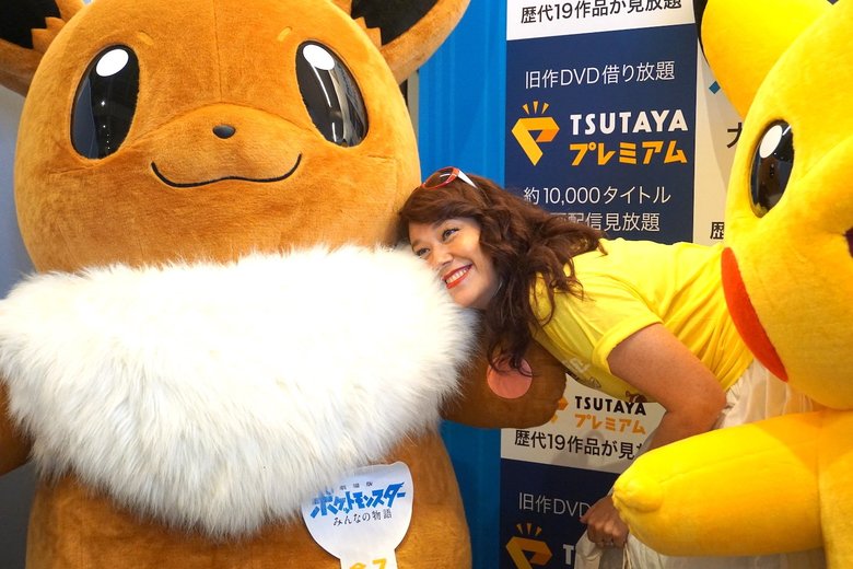 イーブイのモフモフに顔を埋めるLiLiCoさん