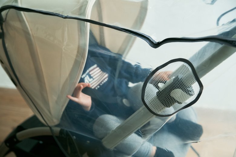 ▲カバーをかけての雨のおでかけ。いつもとはちょっと違う特別感のある雰囲気に、なんだか子どもも、楽しいみたい。