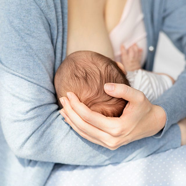 授乳のイメージ（PIXTA)