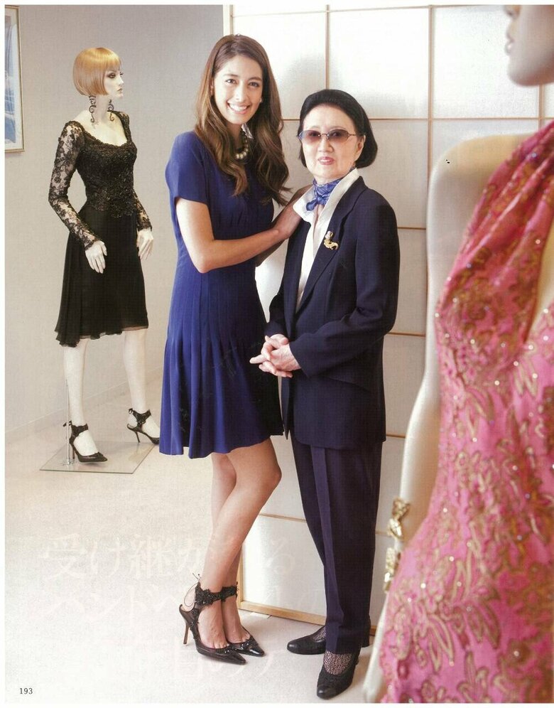 シックで上品な装いで撮影する森泉さん（写真左）と祖母の森英恵さん（写真右）