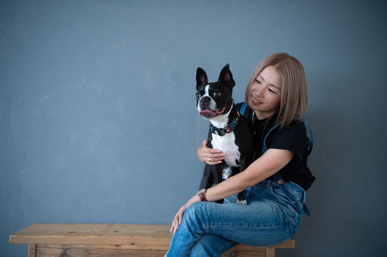 愛犬・ドムちゃんを抱いて幸せそうな1枚