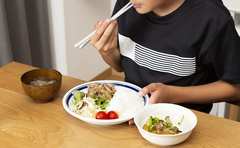 「食べなかった奴がいる！」教師の指導で「会食恐怖症」になった男性の軌跡