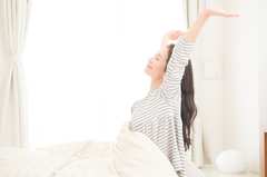 目覚めスッキリ!! ベッドで簡単「寝起きストレッチ」朝の体を覚醒させよう