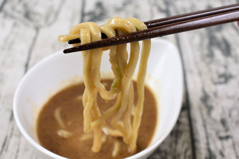セブンイレブンのおすすめラーメン「とみ田監修 濃厚豚骨魚介冷し焼豚つけ麺」の実物画像