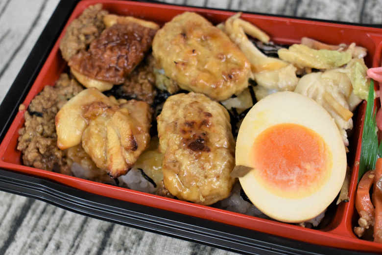 ローソンの人気弁当「鶏ざんまい弁当」の実物画像03