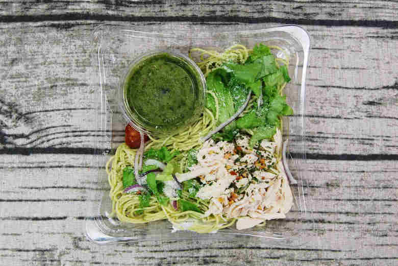 ファミマのオススメランチ「冷たいパスタ しっとり蒸し鶏のバジルソース」の実物画像02