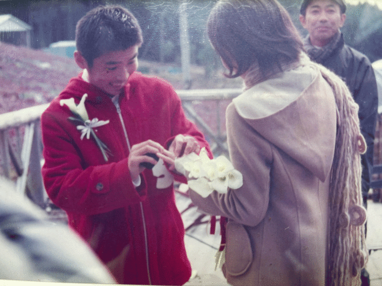 指輪を奥さんにはめる緊張気味の勝俣さん