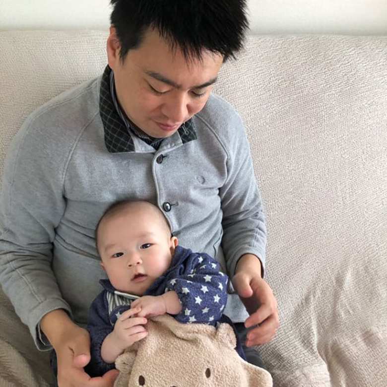 「Co育てMonth」を取得した社員の様子。上の子の遊び相手をしたり、子どもたちとかけがえのない時間を過ごす