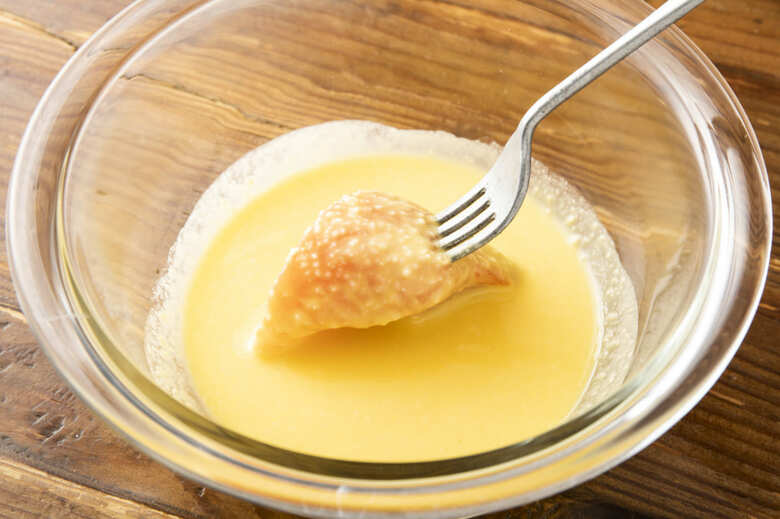 ボウルにＡを混ぜ合わせ、①にＡ、パン粉の順に衣をつける。