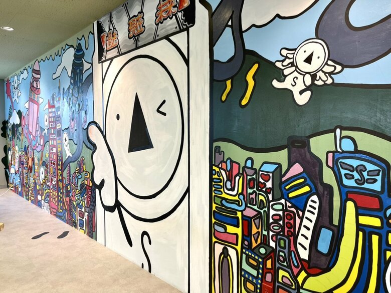 社員全員で制作した「ボタンちゃんカフェ＆バー」の壁画