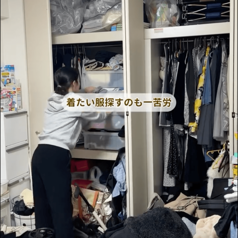 服やバッグがあふれてしまらないクローゼット