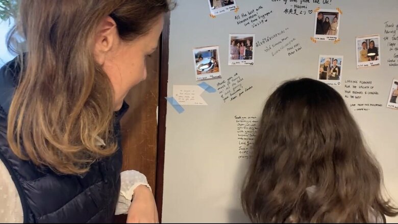 Kimono Mom Storeの壁のメッセージボードには、訪れた視聴者の感想がたくさん