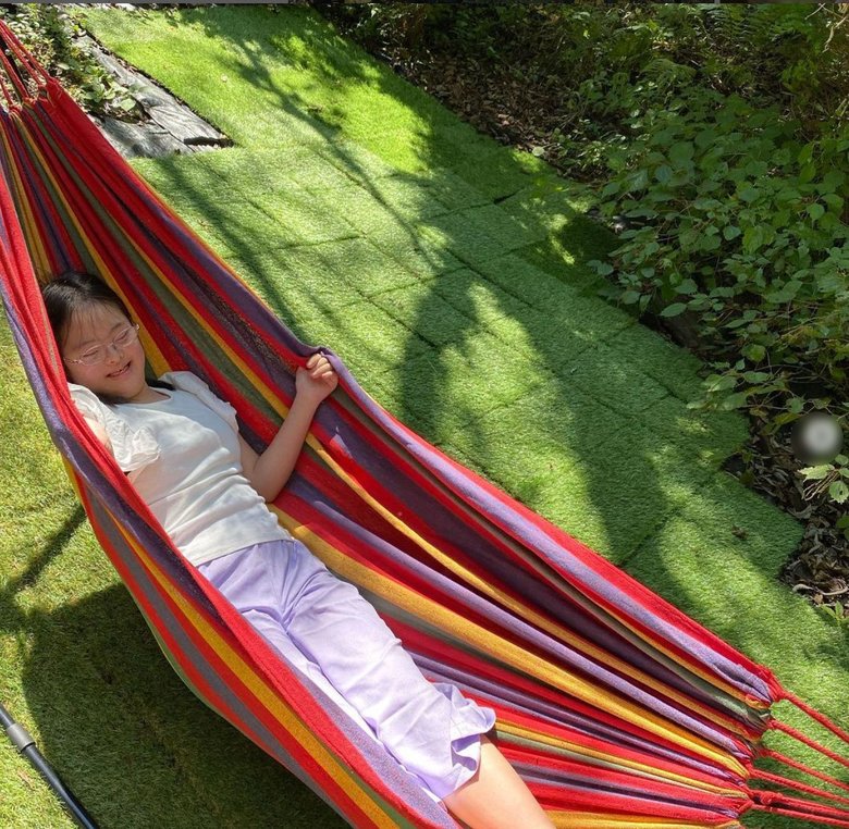 休日にハンモックでゆらりくつろぐ娘さん