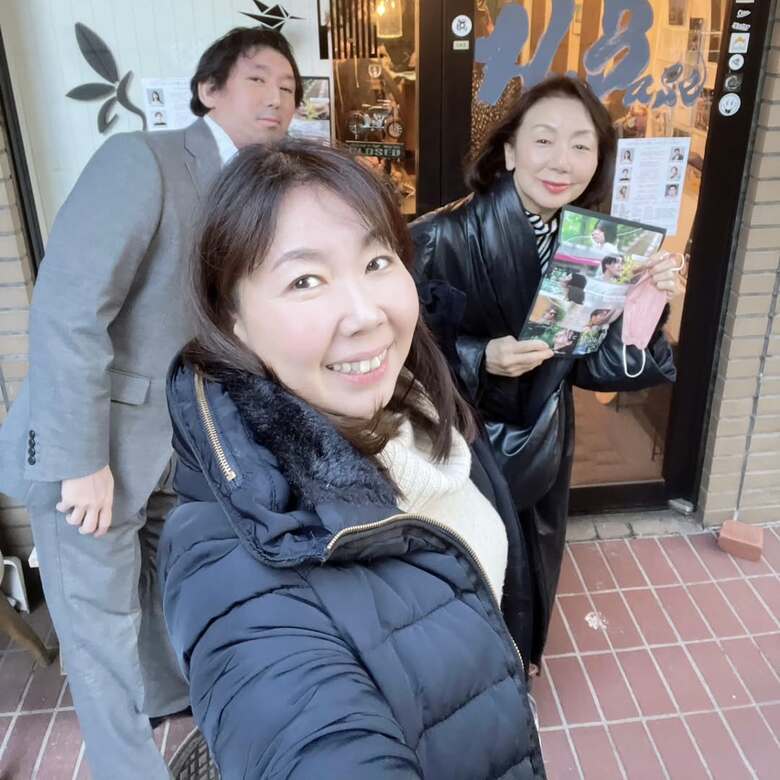 息子の健太郎さん（左）の舞台を観覧。開演前のひととき