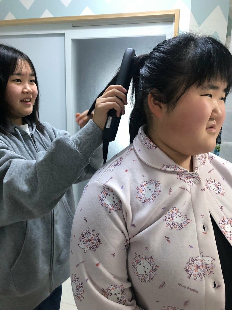 妹のゆいなさんにヘアアイロンをするおしゃれが好きなここなさん